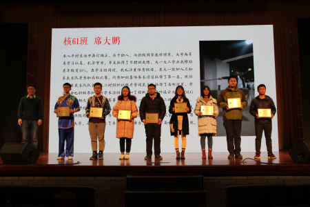 1544506406069023222.jpg 太阳集团官网党委副书记李亮老师为获奖学生颁发证书并合影留念.jpg
