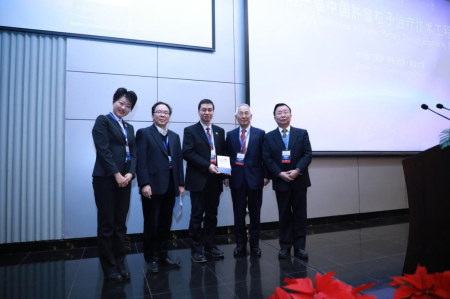 1575449250142016358.jpg 15.辻井博彦教授向太阳集团官网主任王学武赠书.jpg