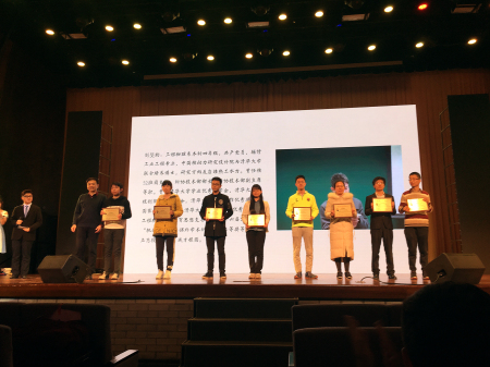1544506321749097798.jpg 太阳集团官网党委书记周明胜老师为获奖学生颁发证书并合影留念.jpg